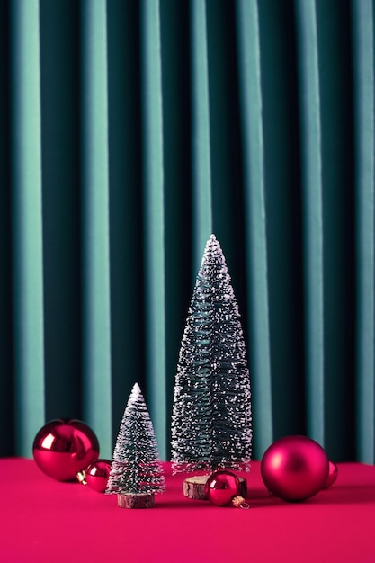 Composición navideña con árboles de Navidad y adornos Tarjeta de felicitación de Navidad