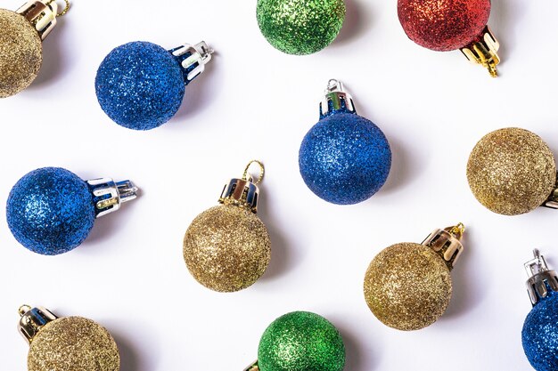 Composición navideña con bolas de colores y adornos adornos sobre superficie blanca