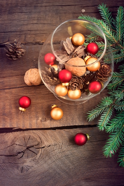 Composición navideña con bolas navideñas, nueces y conos de abeto