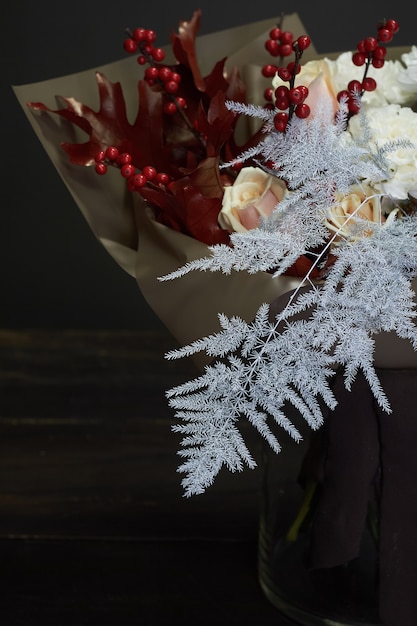 Composición navideña bouquet en un jarrón de cristal oscuro