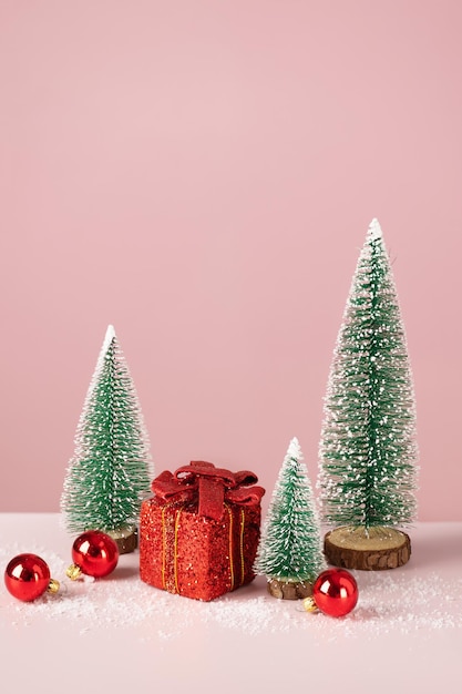 Composición navideña con caja de regalo y adornos navideños. Tarjeta de felicitación de Navidad