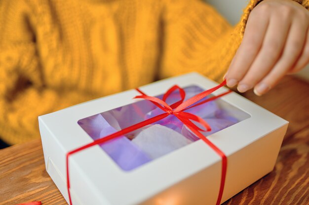 Composición navideña con caja de regalo.