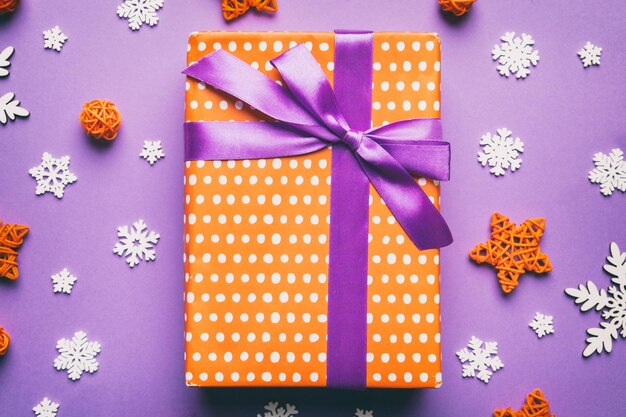 Composición navideña Caja de regalos con decoraciones de año nuevo sobre fondo de color Concepto de año nuevo de invierno de Navidad Espacio de copia de vista superior plana