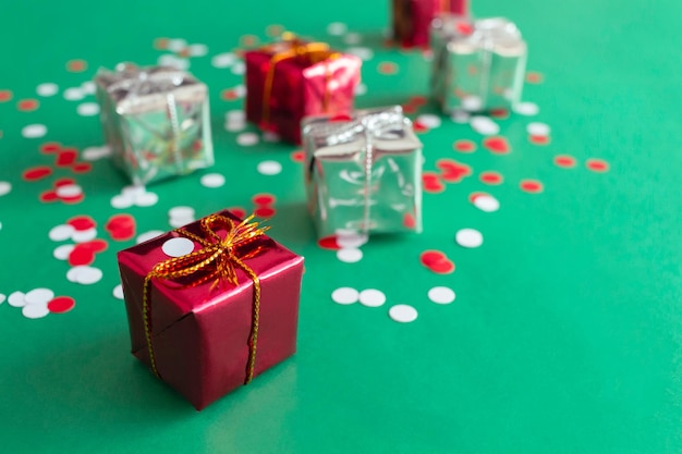 Composición navideña con cajas de regalo y confeti de colores concepto de vacaciones de año nuevo