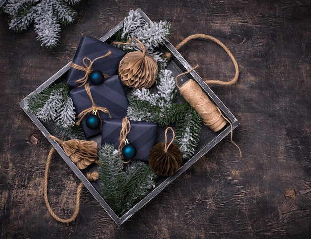 Composición navideña con cajas de regalo.