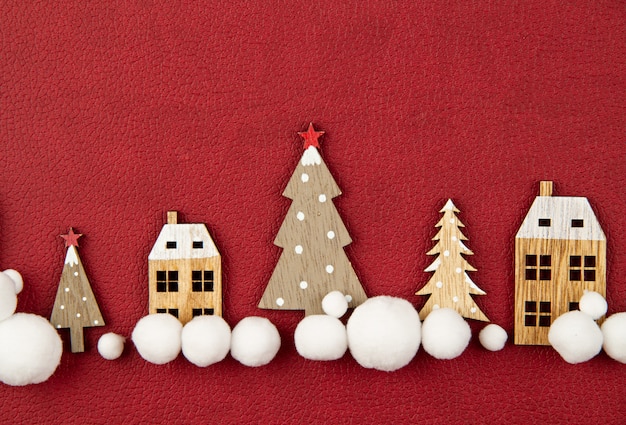 Composición navideña con casas de madera de juguete