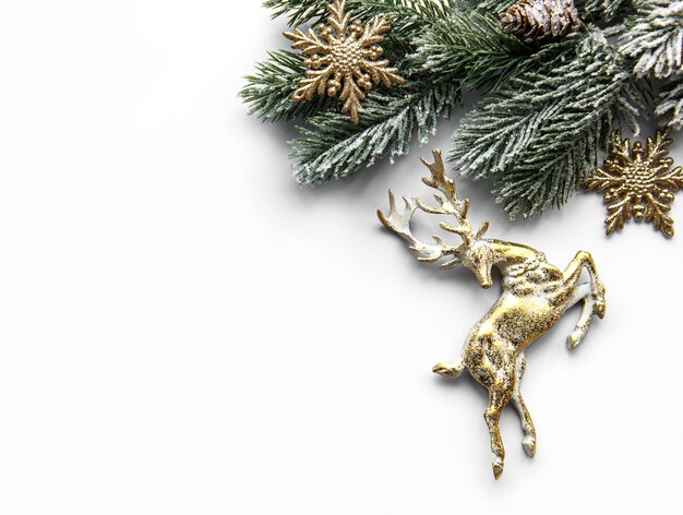 Composición navideña con ciervos, copos de nieve y ramas de abeto.