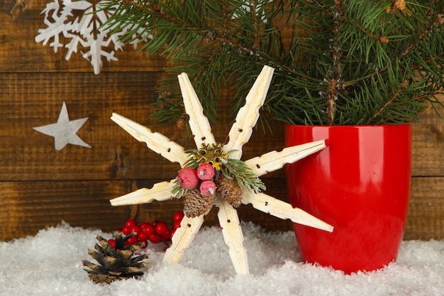 Composición navideña con copos de nieve sobre fondo de madera