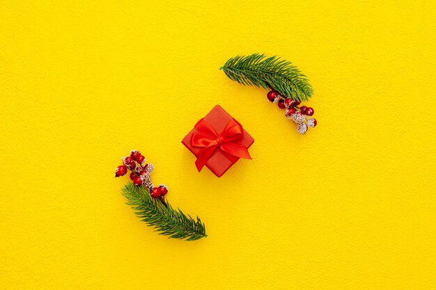 Composición navideña Decoración con rama de abeto y caja roja para Navidad