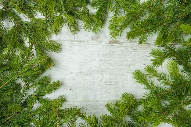 Composición navideña Decoraciones para árboles de Navidad ramas de abeto sobre fondo blanco de madera Espacio de copia de vista superior plana