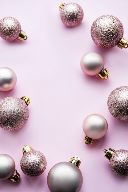 Composición navideña. Decoraciones de color rosa sobre fondo rosa pastel. Navidad, invierno, concepto de año nuevo. Endecha plana, vista superior, espacio de copia