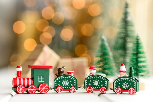 Composición navideña. Elementos de decoración rojos y verdes que se utilizan para decorar el árbol de Navidad.