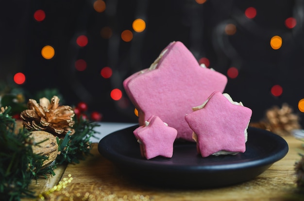 Composición navideña. Galletas festivas en forma de estrella sobre mesa de madera