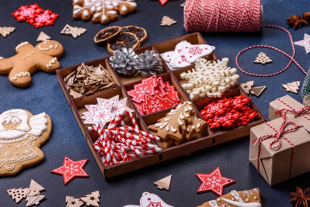 Composición navideña con galletas de jengibre Juguetes navideños piñas y especias