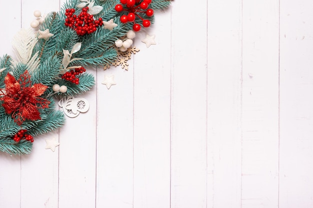 Composición navideña hecha de estrellas de pino y decoraciones festivas vista superior Maqueta de tarjeta de felicitación plana de Navidad