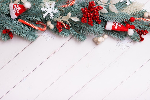Composición navideña hecha de estrellas de pino y decoraciones festivas vista superior Navidad plana