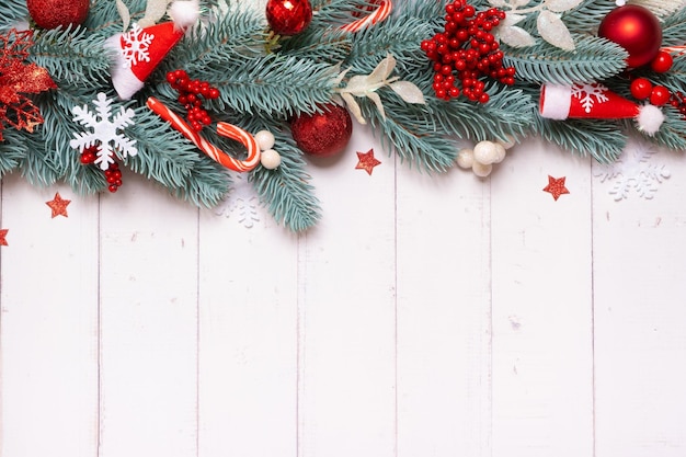 Composición navideña hecha de estrellas de pino y decoraciones festivas vista superior Xmas flat lay