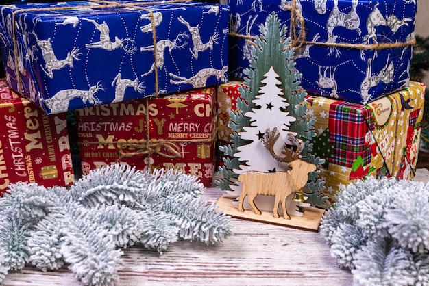 Composición navideña con hermosa decoración árbol de navidad y regalos y accesorios de venado corona en decoración casera moderna