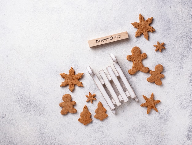 Composición navideña de invierno con galletas de jengibre