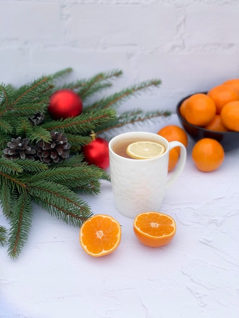 Composición navideña con mandarinas sobre fondo blanco. Espacio para texto
