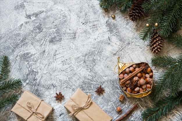 Composición navideña con nueces, conos, palitos de canela y anís. tarjeta de felicitación.