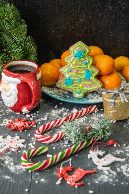 composición navideña pan de jengibre café mandarinas y árbol