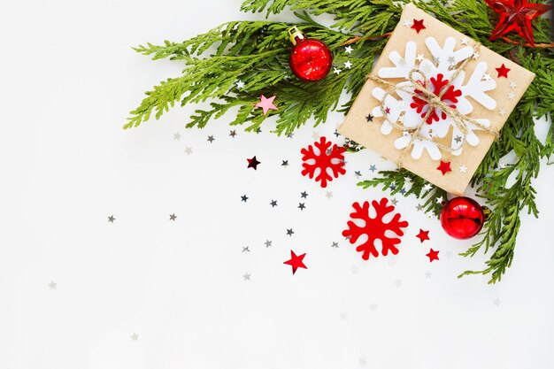 Composición navideña con rama de abeto, decoraciones y presente