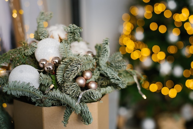 Composición navideña de ramas de abeto Bolas navideñas y cápsulas de algodón