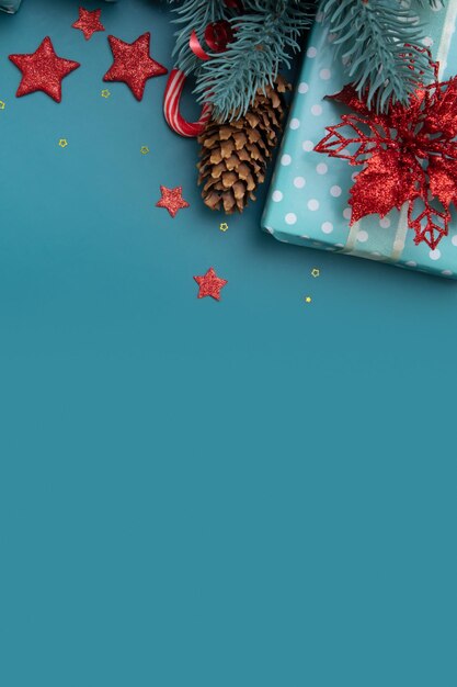 Composición navideña de regalo, flor de pascua; Piruletas y estrellas con formato vertical de espacio de copia