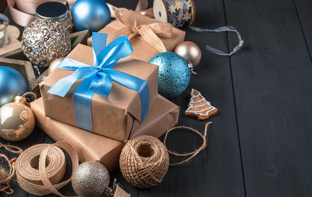 Composición navideña con regalos y adornos navideños en un fondo negro