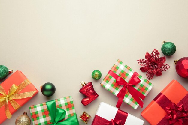 Composición navideña Regalos con decoraciones verdes y rojas sobre fondo gris Concepto de año nuevo Vista superior