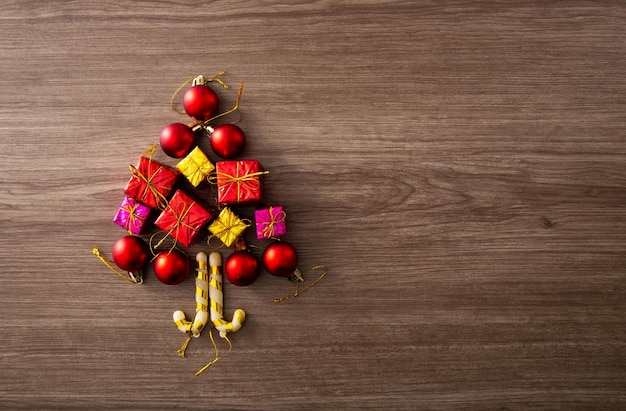 Composición navideña Regalos de Navidad decoraciones sobre fondo de madera Lay Flat