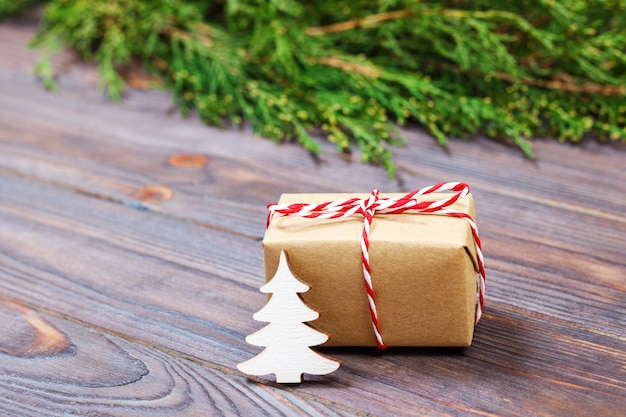 Composición navideña. Regalos de navidad con ramas decorativas de árbol de navidad y tuya