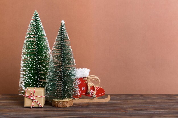 Composición navideña Regalos ramas de árboles pequeños y decoraciones artesanales de bricolaje sobre fondo blanco Concepto de año nuevo Decoración del hogar de Navidad Espacio de copia de vista superior plana
