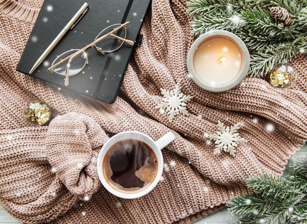 Composición navideña con taza de café y decoraciones