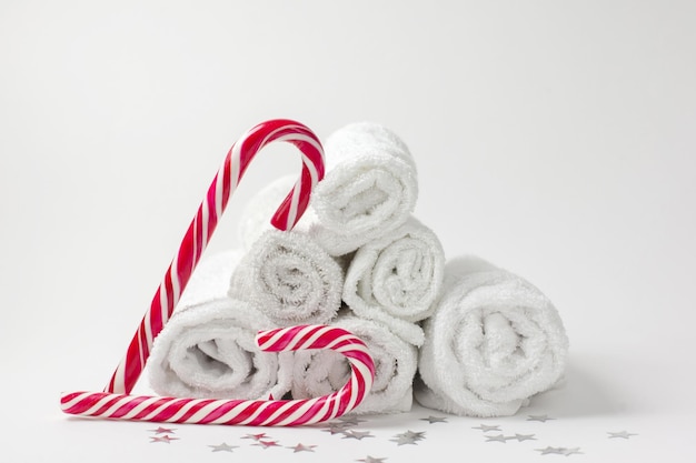 Composición navideña con toallas y caramelos