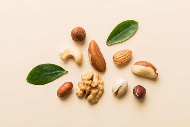 Composición de nueces mezcla plana avellanas anacardos almendras sobre fondo de mesa conceptos de alimentación saludable y fondo de alimentos