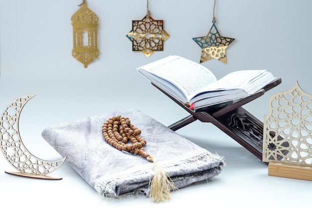 Composición de la oración Mat Tasbih Corán Sagrado con adornos islámicos sobre un fondo blanco