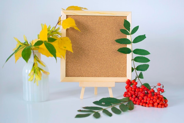 Composición otoñal con hojas amarillas y fresno de montaña rojo sobre un fondo de madera marrón Diseño de identidad y artesanía con efecto de filtro retro