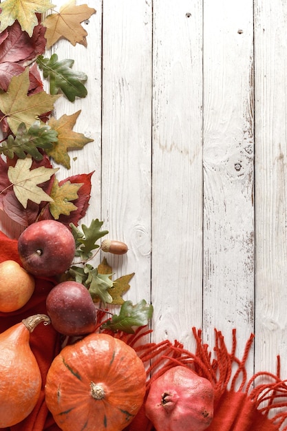 Foto composición otoñal de hojas secas y calabazas en una mesa de madera blanca vista superior