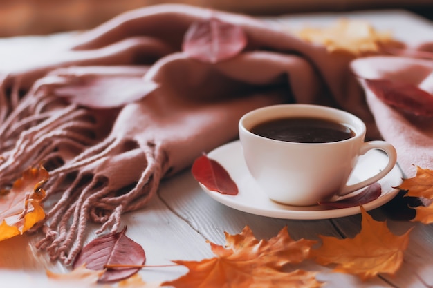 Composición de otoño acogedor hogar con una taza de café y hojas