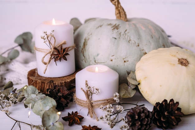Composición de otoño con calabaza y velas hermosa decoración de otoño