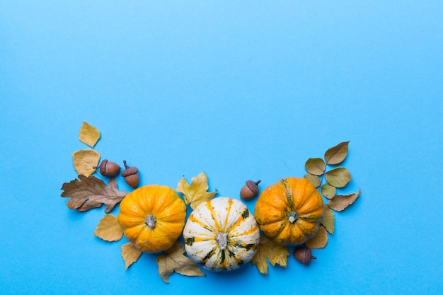 Composición de otoño Calabazas con hojas de otoño sobre fondo de color Vista superior con espacio de copia