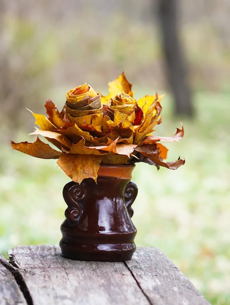 Composición de otoño con hojas