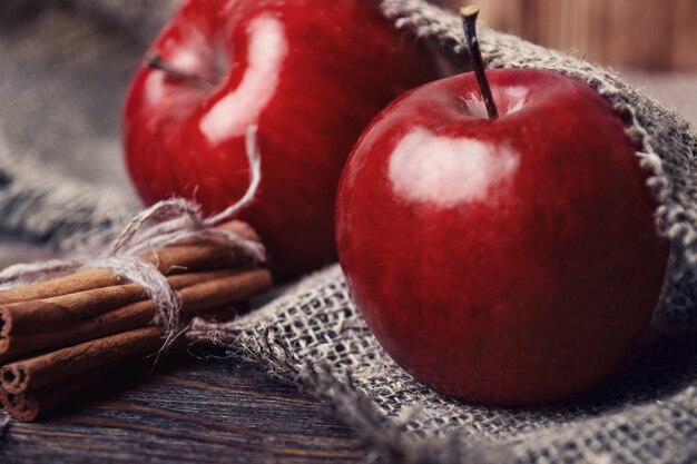 Composición de otoño con manzanas rojas frescas en la mesa