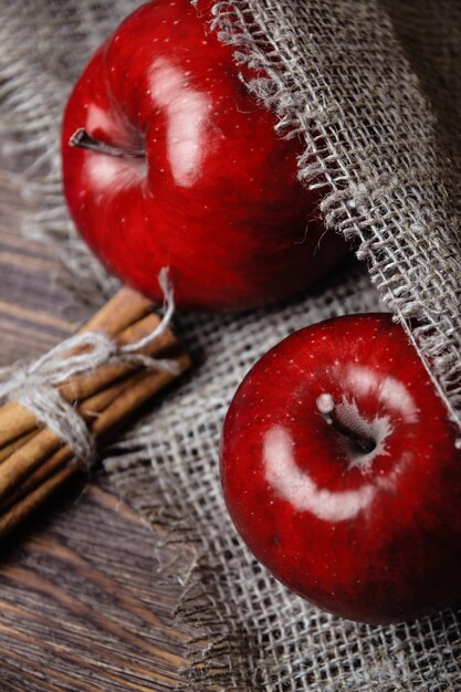 Composición de otoño con manzanas rojas frescas en la mesa