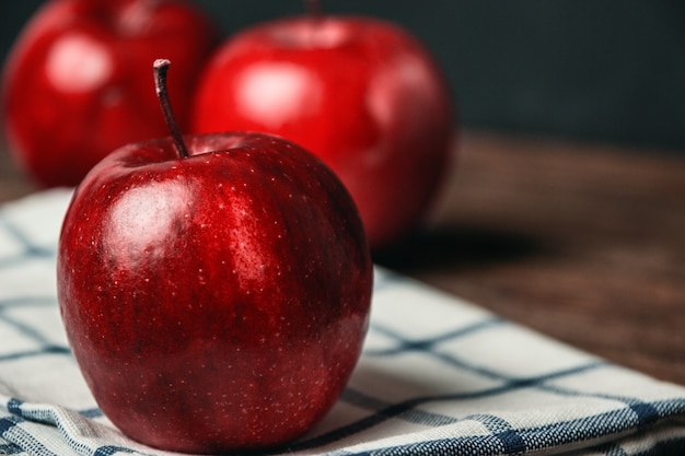 Composición de otoño con manzanas rojas frescas en la mesa