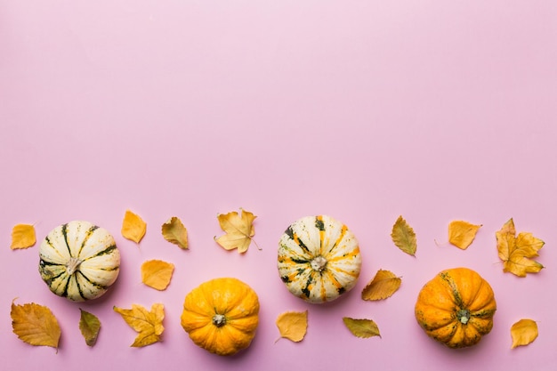 Composición de otoño Patrón hecho de hojas secas y otros accesorios de diseño en la mesa Vista plana superior