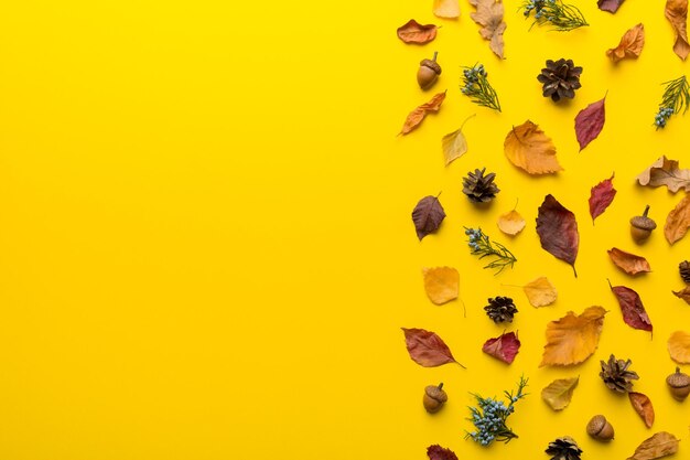 Composición de otoño Patrón hecho de hojas secas y otros accesorios de diseño en la mesa Vista plana superior