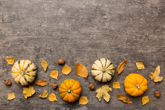 Composición de otoño Patrón hecho de hojas secas y otros accesorios de diseño en la mesa Vista plana superior